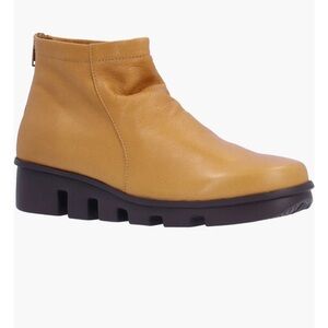 L'Amour des Pieds Hadirat lioness burnished lamba